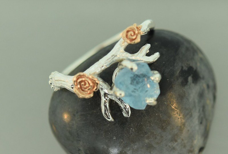 Gambar cincin Antler dengan bunga mawar emas dan batu berlian kasar
