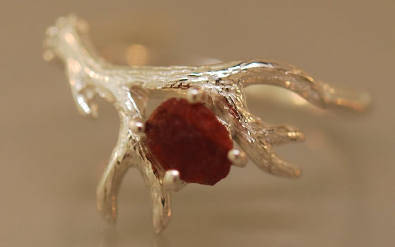 Gambar cincin Antler dengan batu ruby kasar