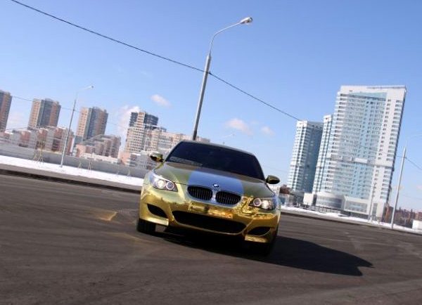 Mobil BMW emas