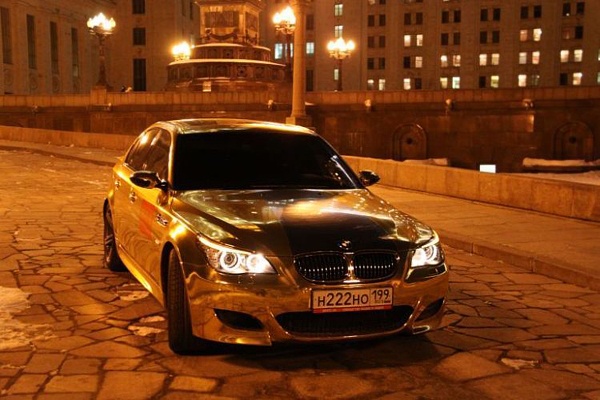 Mobil BMW seri 5 berlapis emas