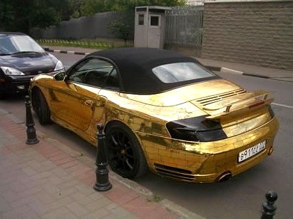 Mobil Porsche 911 Turbo berlapis emas tampak belakang
