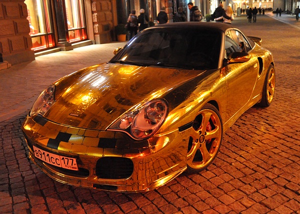 Mobil Porsche 911 Turbo berlapis emas