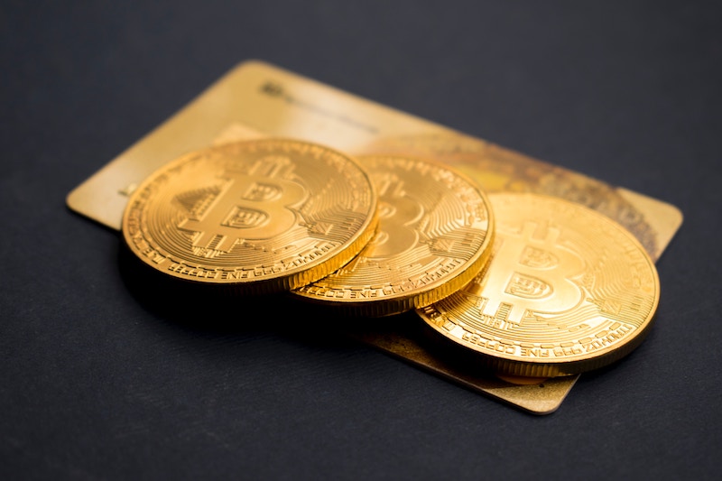 Gambar emas dan token bitcoin